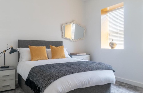 Chapeltown Apartment | Ideal Leeds Apartment: 5 Minutes to City Centre, Rated 10/10