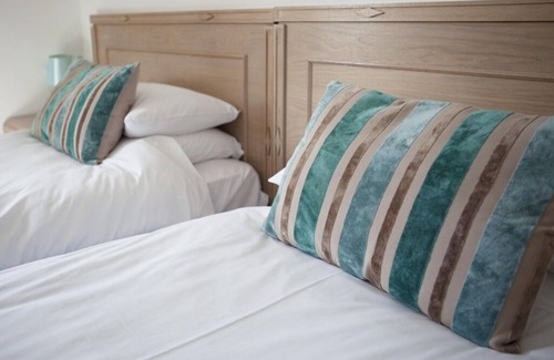 Battle Hotel | Inviting Leeford Place Hotel with Breakfast & Family Amenities