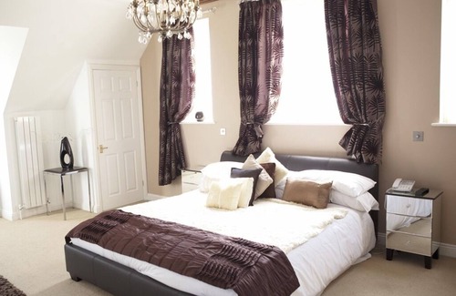 Battle Hotel | Inviting Leeford Place Hotel with Breakfast & Family Amenities