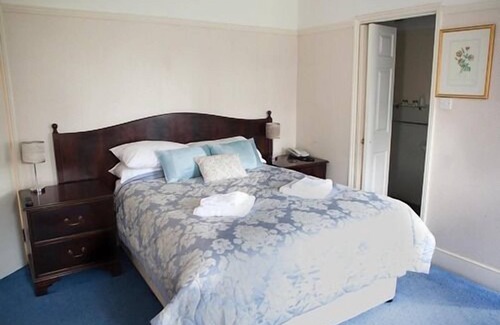 Battle Hotel | Inviting Leeford Place Hotel with Breakfast & Family Amenities