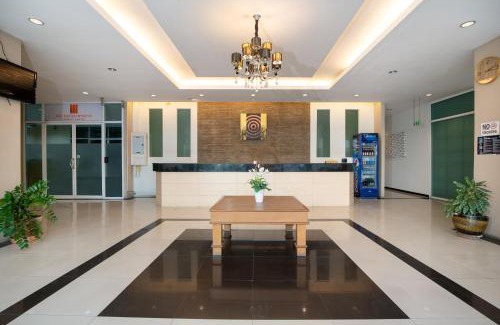 Nong Bon Hotel | Discover LeeNova Place: Family-Friendly with Pool & Dining