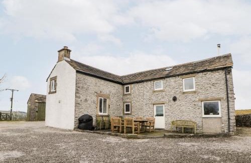 Millers Dale House | Explore Lees Farm: 4-Star Getaway for Families & Pets