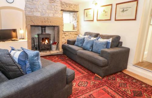Millers Dale House | Explore Lees Farm: 4-Star Getaway for Families & Pets