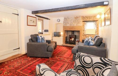 Millers Dale House | Explore Lees Farm: 4-Star Getaway for Families & Pets