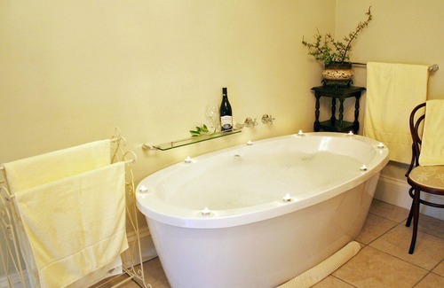 Paterson Cabin | Eco-Friendly Leeuwenbosch Shearers Lodge with Pool & Dining
