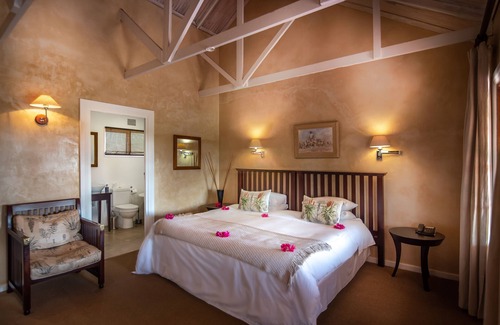 Paterson Cabin | Eco-Friendly Leeuwenbosch Shearers Lodge with Pool & Dining