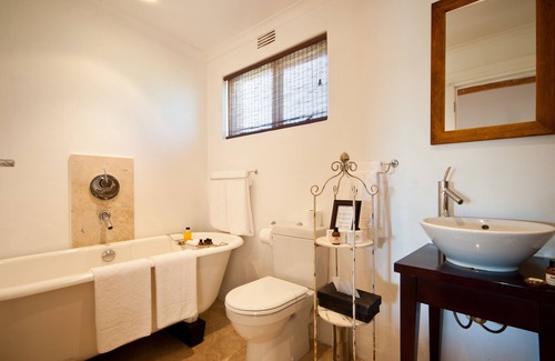 Paterson Cabin | Eco-Friendly Leeuwenbosch Shearers Lodge with Pool & Dining