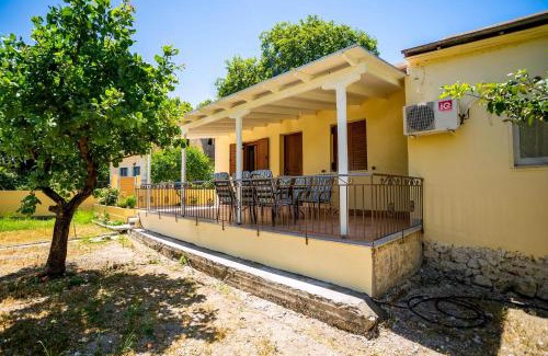 Nidri Apartment | Family-Friendly Lefkada House with Parking and Yard