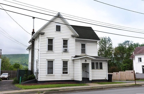 Oneonta House | Unforgettable Baseball Getaway at Left Field All Star Rentals