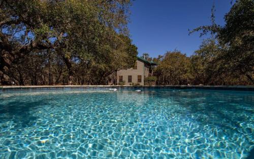 Driftwood House | Inviting Left Fork: 4-Star Haven with Pool & Family Amenities