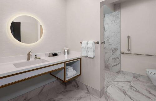 Green Bay Hotel | Top-Rated Legacy Hotel with Spa and Pet-Friendly Amenities