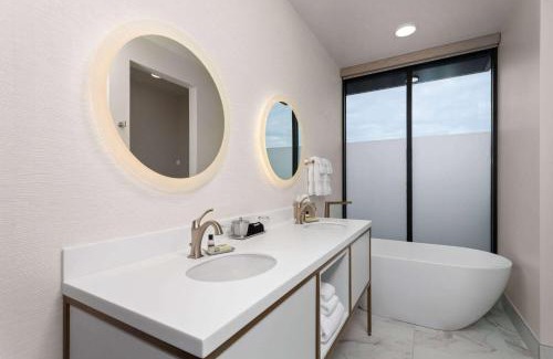 Green Bay Hotel | Top-Rated Legacy Hotel with Spa and Pet-Friendly Amenities