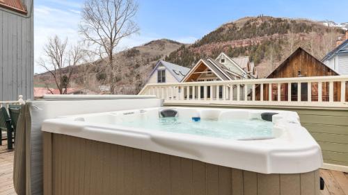 Telluride House | Legacy House by AvantStay: Ideal 4BDR Home with Hot Tub