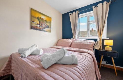 Binley House | Legacy House - Family-Friendly Stay with Secure Parking