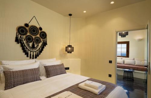 Finikia Apartment | Elegant Legacy Private Villa in Oia - 4-Star Stay with Hot Tub
