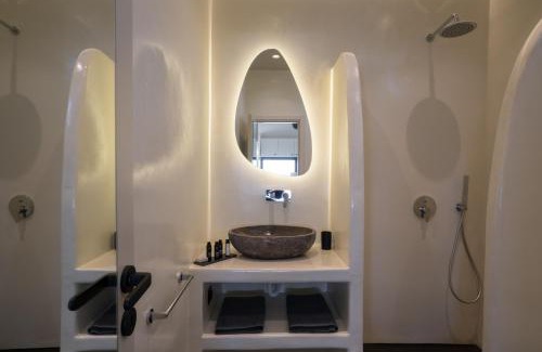 Finikia Apartment | Elegant Legacy Private Villa in Oia - 4-Star Stay with Hot Tub