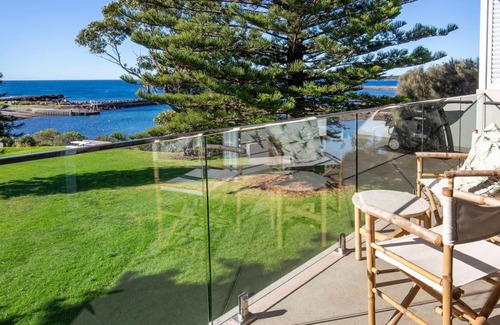 Shellharbour House | Relax at LegaSea Lodge: Pet-Friendly Beachfront Retreat