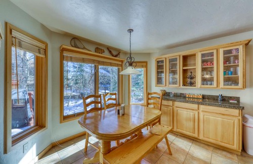 Silverthorne House | Elegant Legend Lake Lookout: Family-Friendly Retreat with Hot Tub