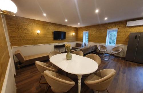 Macon Apartment | Legend Majestic: Pet-Friendly Stay in City Center