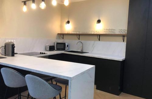 Macon Apartment | Discover Legend Hotel: Central Location with Private Parking