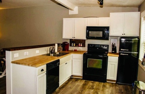 University House | Family-Friendly Legend's Orchard Near Downtown & Baylor