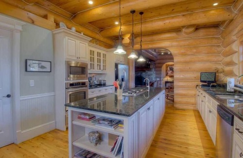 Ellijay Cabin | Explore Legend: 100 Acres of Nature and Relaxation in Georgia