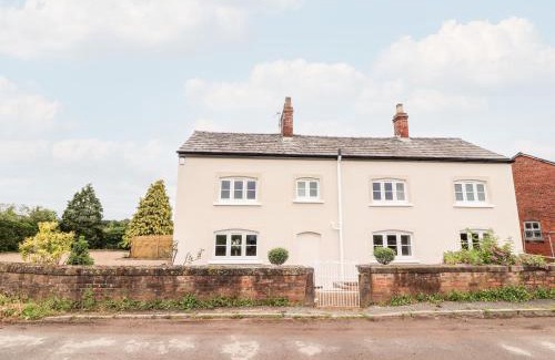 Knutsford House | Pet-Friendly Retreat at Legh Oaks Farm – Rated 9.4/10