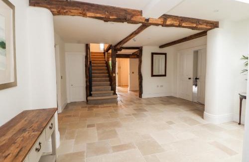Knutsford House | Pet-Friendly Retreat at Legh Oaks Farm – Rated 9.4/10