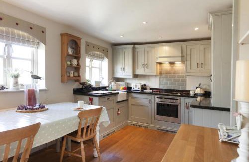 Holt House | Family-Friendly Legion Cottages - Guest Rated 9.2/10