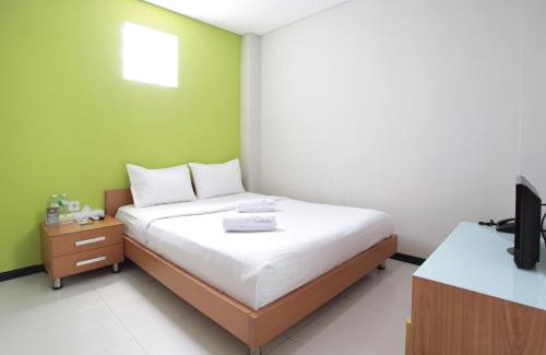 Jakarta House | Cozy LeGreen Suite Tebet with Complimentary Breakfast