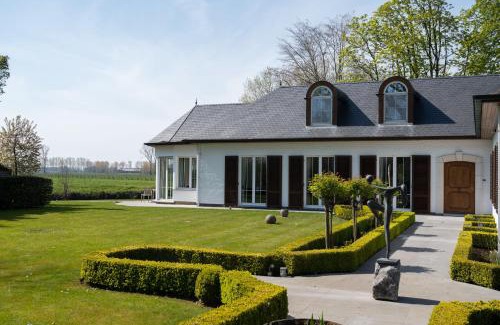 Deinze Villa | Oceanfront Leie Villa: Family-Friendly with Private Pool