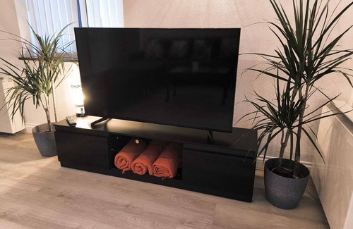 Leigh-on-Sea Apartment | Leigh on Sea Getaway with Parking & Family-Friendly Amenities