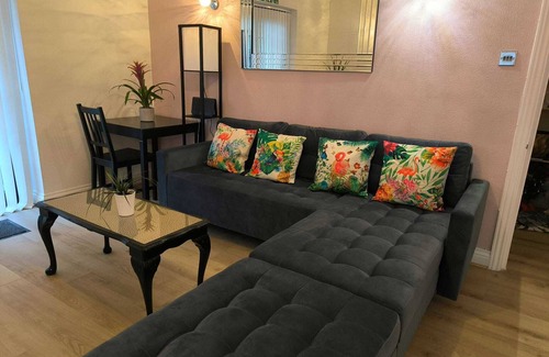 Leigh-on-Sea Apartment | Leigh on Sea Getaway with Parking & Family-Friendly Amenities