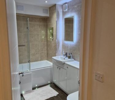 Leigh-on-Sea House | Pet-Friendly Leigh Penthouse with Oceanfront Views