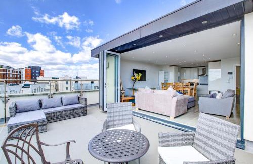 Leigh-on-Sea House | Pet-Friendly Leigh Penthouse with Oceanfront Views