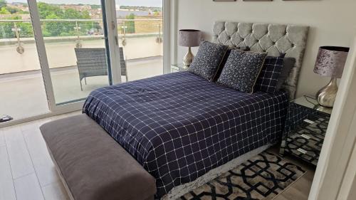 Leigh-on-Sea House | Pet-Friendly Leigh Penthouse with Oceanfront Views