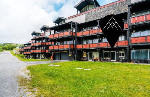 Beitostolen Apartment | Modern Apartment in Beitostølen with Terrace & Hot Tub