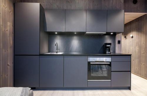 Henningsvaer Apartment | Cozy Apartment in Banhammaren with Balcony & Family Friendly