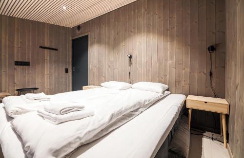 Henningsvaer Apartment | Cozy Apartment in Banhammaren with Balcony & Family Friendly