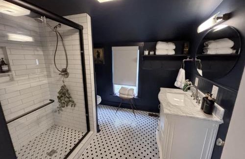 Leipers Fork House | Leipers Fork Village Bungalow with Hot Tub & Firepit