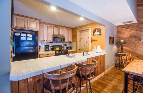 Overlook Park House | Cozy Mountain Cabin with Hot Tub & Pet-Friendly Amenities
