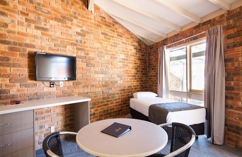 Rockingham Hotel | Relax at Leisure Inn: Family-Friendly with Pool & Dining