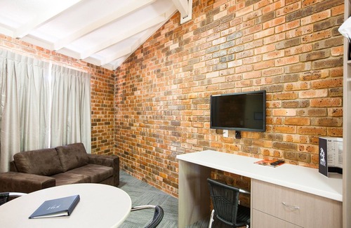 Rockingham Hotel | Relax at Leisure Inn: Family-Friendly with Pool & Dining