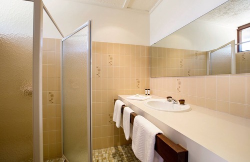 Rockingham Hotel | Relax at Leisure Inn: Family-Friendly with Pool & Dining