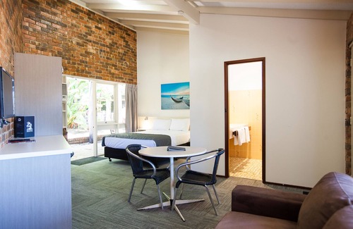 Rockingham Hotel | Relax at Leisure Inn: Family-Friendly with Pool & Dining