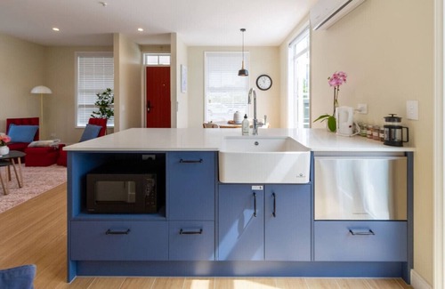 Sydenham House | Leitch Cottage with carpark