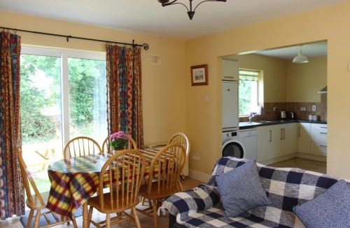 Carrick-on-Shannon House | Idyllic Leitrim Quay - Riverside Cottage for Family Getaways