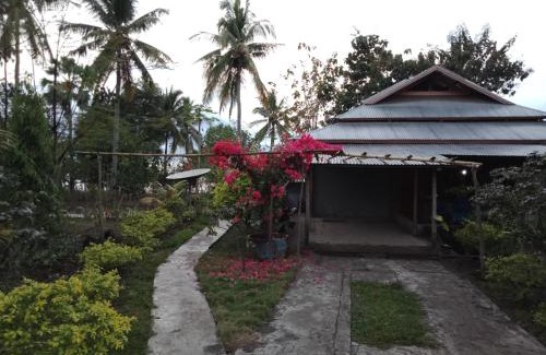 Watu Nggene House | Highly Rated Leko Lembo Guesthouse with Oceanfront Views