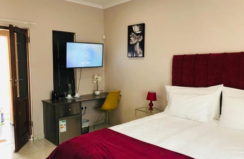 Lobatse House | Cozy Lekuka Guesthouse - Top-Rated Comfort Awaits