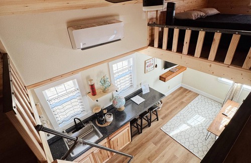 Dublin Cottage | Lela - Fully Furnished 6 Person Cottage for short or mid-term stays